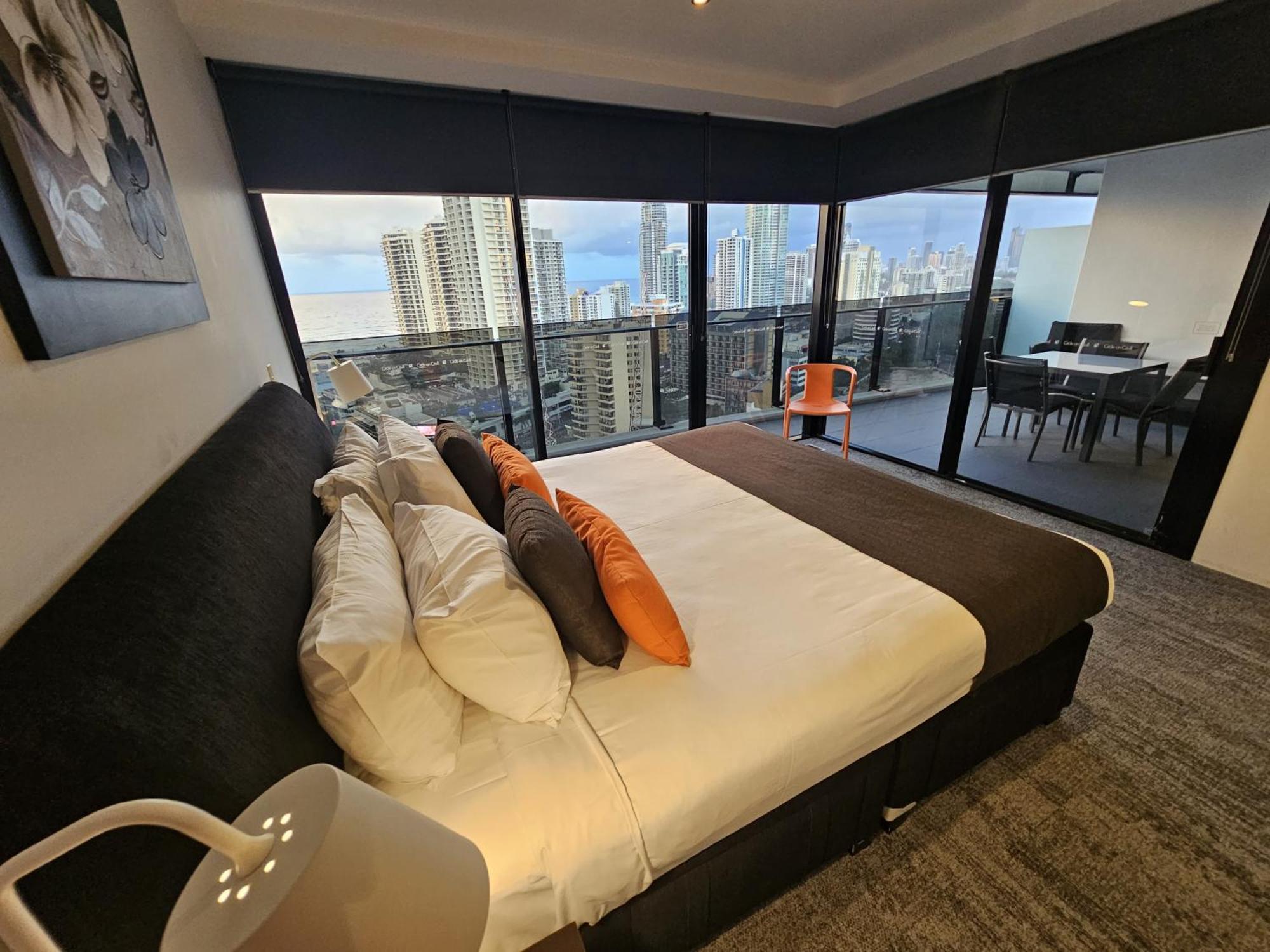 Apartment Circle On Cavill - Paradise Stayz