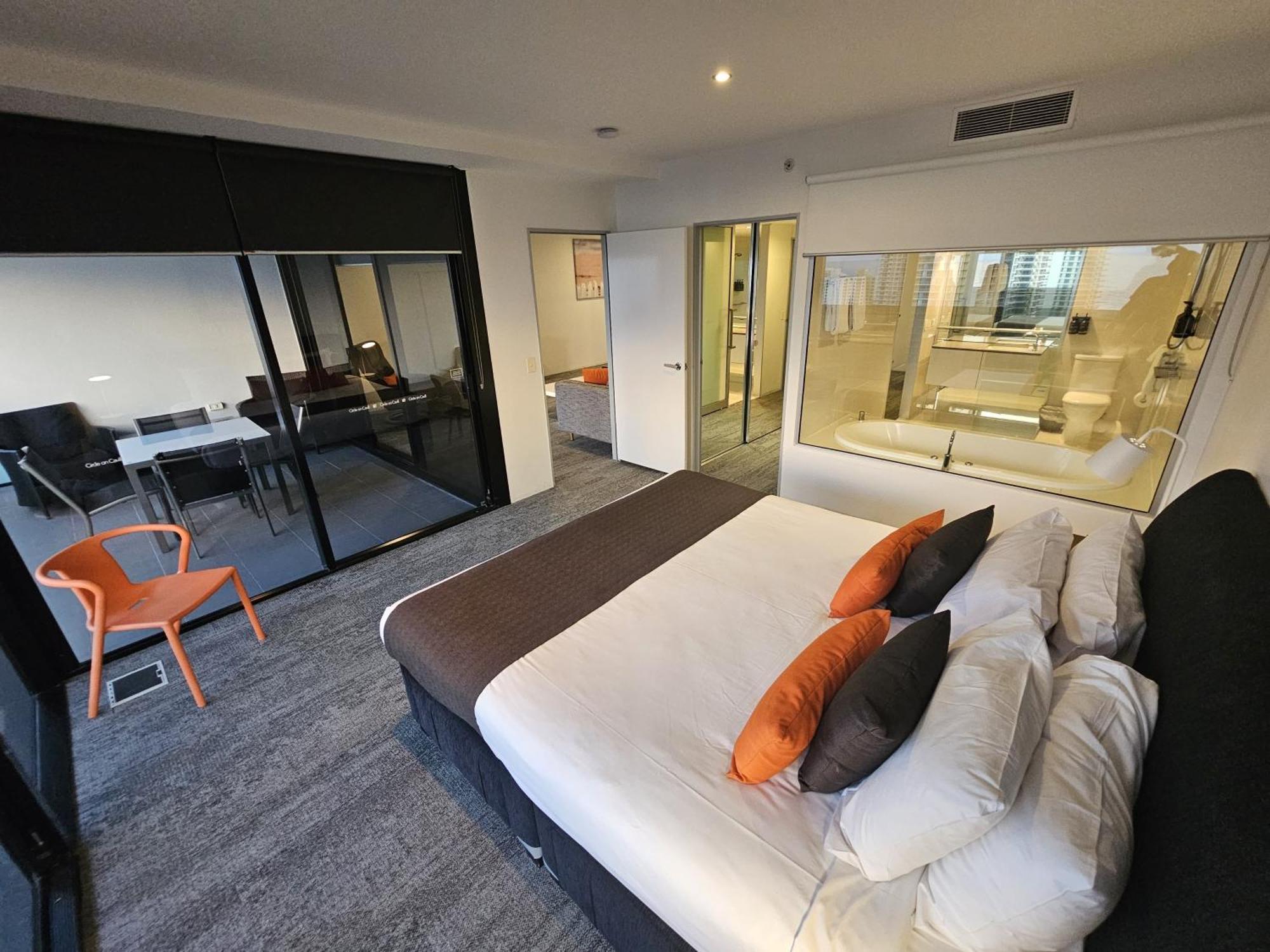 Circle On Cavill - Paradise Stayz *