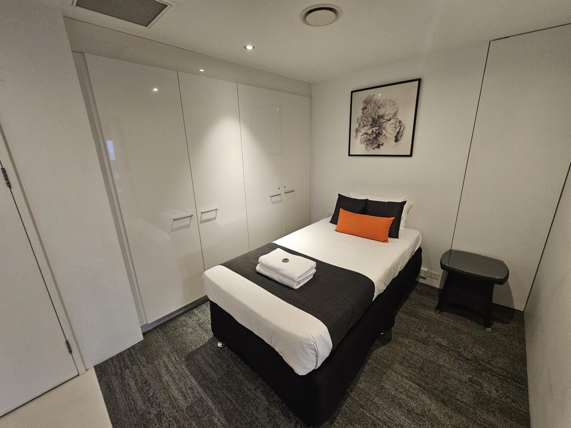 Circle On Cavill - Paradise Stayz Apartment