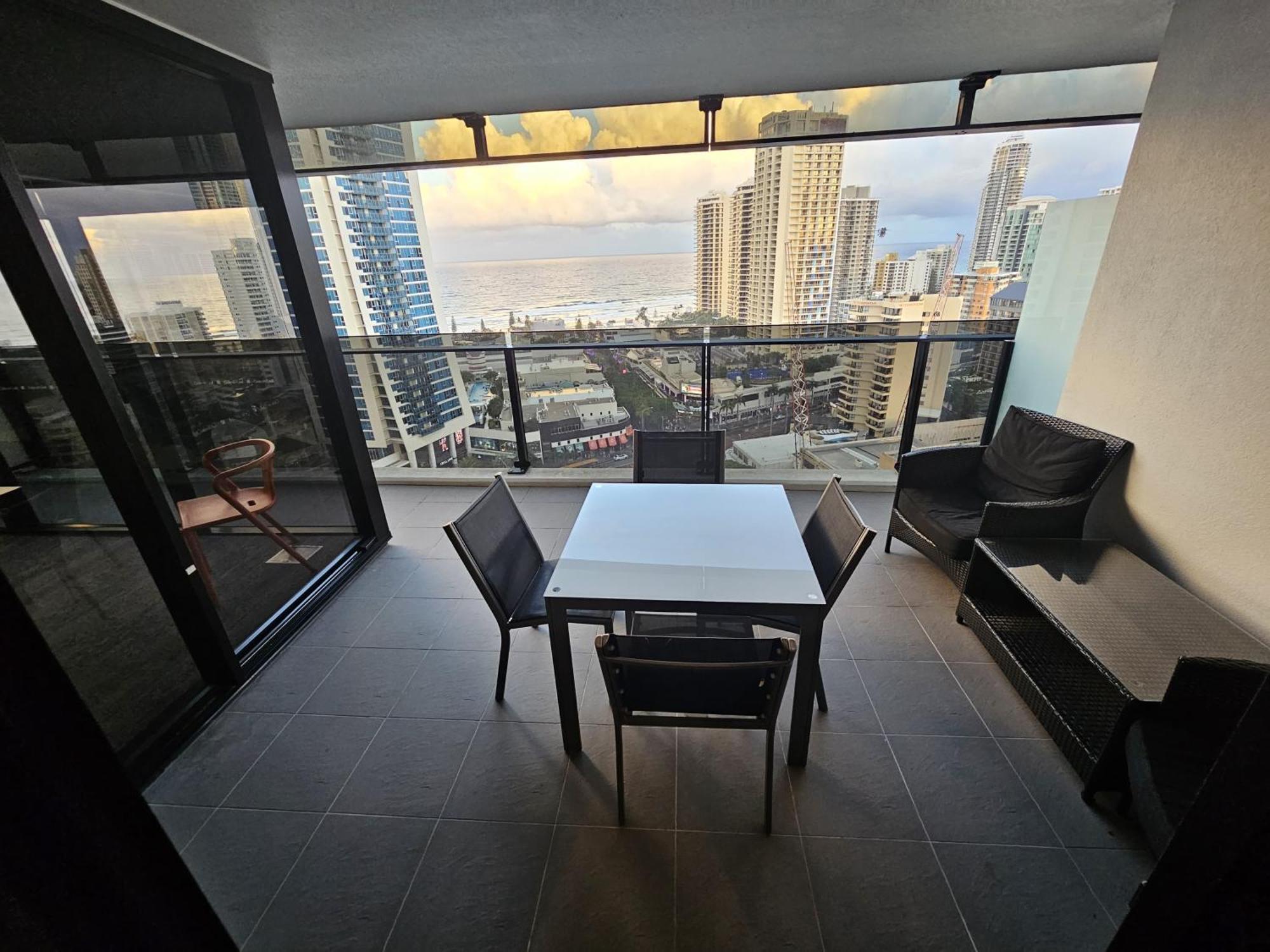 Apartment Circle On Cavill - Paradise Stayz Gold Coast
